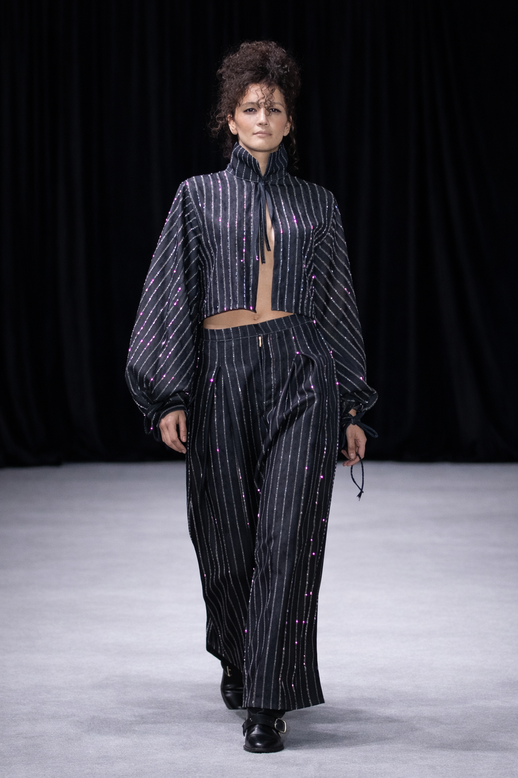 PANTALON DENIM BORDADO EN CANUILLOS 1867